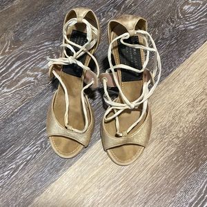 Lace up open-toe sandal. Made in Italy size 6.5